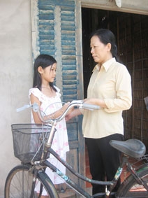 Trao tiền từ thiện