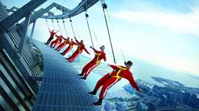 Đi nghiêng người trên đỉnh tháp