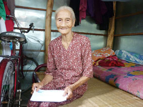 Trao tiền từ thiện