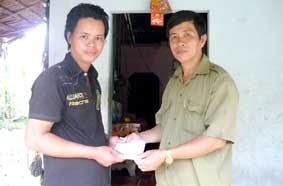 Trao tiền từ thiện