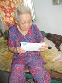 Trao tiền từ thiện