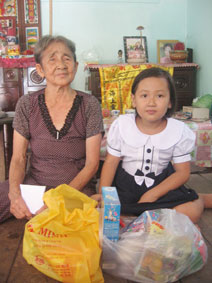 Trao tiền từ thiện