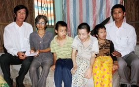 Trao tiền từ thiện