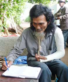 Trao tiền từ thiện