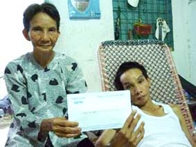 Trao tiền từ thiện