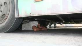 Trốn dưới gầm xe vì sợ bị phạt