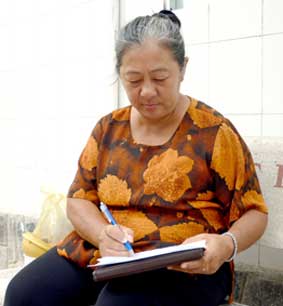 Trao tiền từ thiện