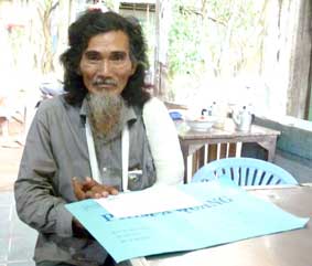 Trao tiền từ thiện