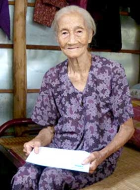 Trao tiền từ thiện