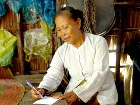 Trao tiền từ thiện