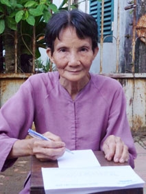 Trao tiền từ thiện