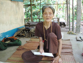 Trao tiền từ thiện