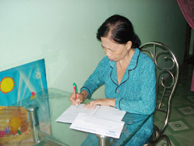 Trao tiền từ thiện