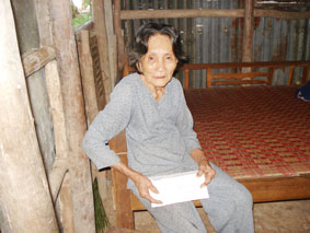 Trao tiền từ thiện