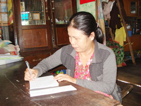 Trao tiền từ thiện