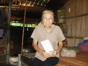 Trao tiền từ thiện