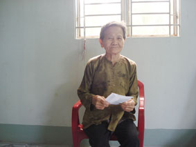 Trao tiền từ thiện