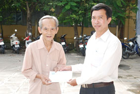 Trao tiền từ thiện