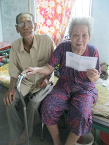 Trao tiền từ thiện