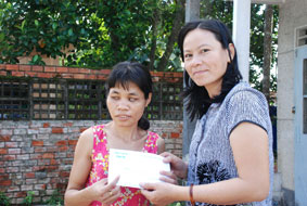 Trao tiền từ thiện