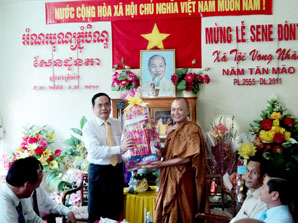 Đồng chí Trần Thanh Mẫn đến thăm, chúc mừng các vị chức sắc, tín đồ, đồng bào dân tộc Khmer nhân dịp Lễ Senne-Đôlta