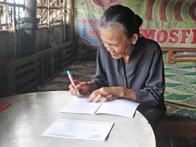 Trao tiền từ thiện