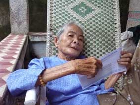 Trao tiền từ thiện