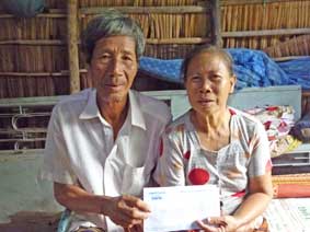 Trao tiền từ thiện