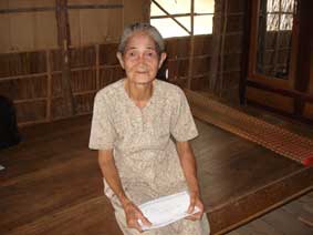 Trao tiền từ thiện