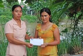 Trao tiền từ thiện