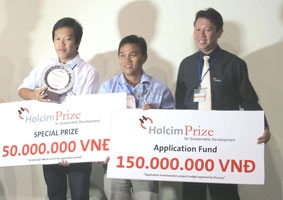 Chưng cất nước ngọt cho người dân miền biển