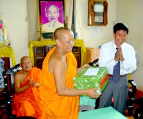 Ban Chỉ đạo Tây Nam Bộ thăm, chúc mừng đồng bào Khmer nhân dịp lễ Sene Đôn-ta