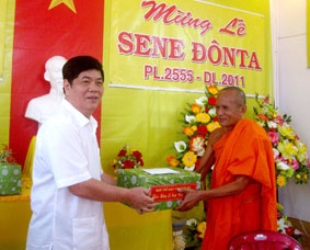 Thăm hỏi, chúc mừng các vị chức sắc, chư tăng, tăng sinh, phật tử nhân dịp Lễ Sene Đôn-ta của đồng bào dân tộc Khmer