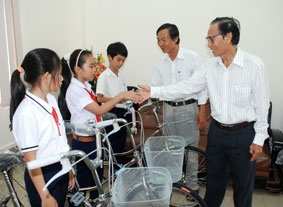 Báo Cần Thơ tặng xe đạp cho con em các hoàn cảnh thương tâm