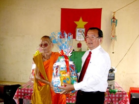 Lãnh đạo thành phố thăm và chúc mừng các vị chức sắc, chư tăng, phật tử các chùa nhân dịp lễ Sene Đôn-ta