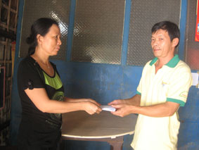 Trao tiền từ thiện