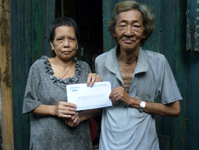 Trao tiền từ thiện