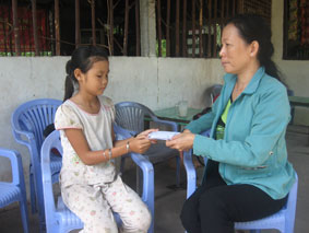 Trao tiền từ thiện