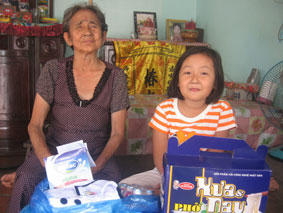 Trao tiền từ thiện