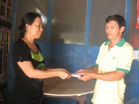 Trao tiền từ thiện