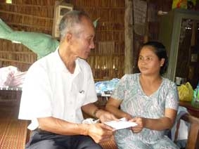 Trao tiền từ thiện