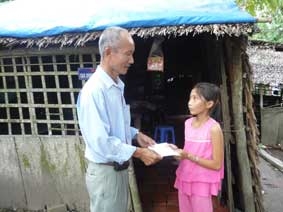 Trao tiền từ thiện