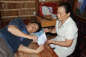 Trao tiền từ thiện