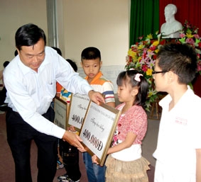 Trao 38 suất học bổng cho con em cán bộ, công chức, viên chức