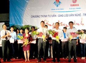 Trao 84 suất học bổng cho sinh viên Trường Đại học 
Cần Thơ có hoàn cảnh khó khăn