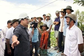 Phó Thủ tướng Hoàng Trung Hải kiểm tra, chỉ đạo 
phòng chống lũ tại tỉnh An Giang