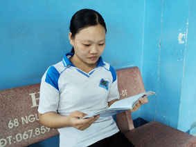 Cõng gạch dành dụm đến trường
