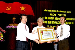 Đón nhận Huân chương Lao động hạng Nhì