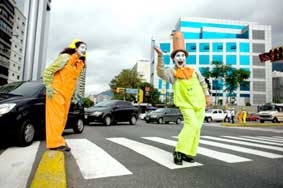 “Diễn viên kịch câm” 
tham gia điều tiết giao thông