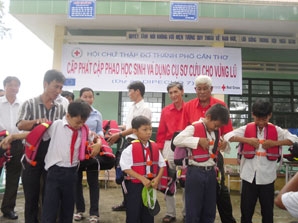 Tặng 1.300 cặp phao cho học sinh nghèo vùng lũ